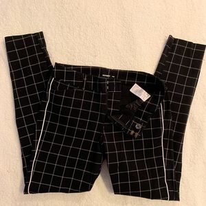 Size 8, Checkered Black Ankle Length Pixie Pant